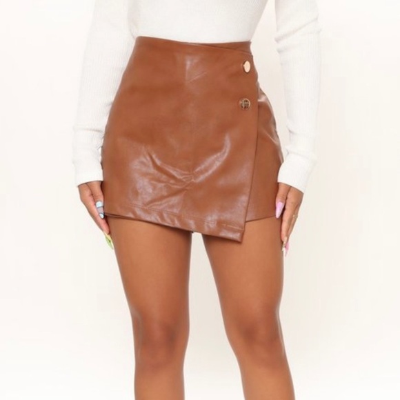 NEW WOMEN’S TRENDY CAMEL BUTTON FRONT FAUX LEATHER SKORT - Picture 7 of 16